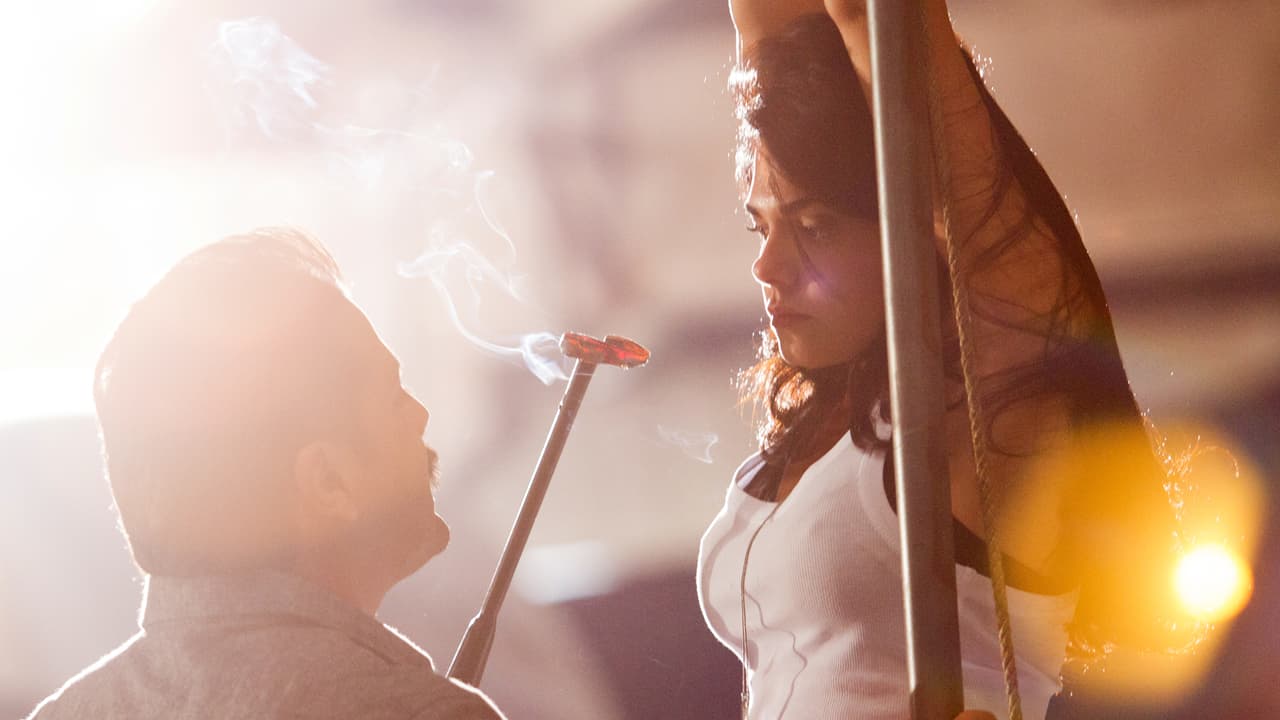 Santamaría le mostró el hierro al rojo vivo y le ordenó a sus hombres que la sujetaran. 
<b><a href="http://www.univision.com/series/la-piloto/la-piloto-santamaria-torturo-a-yolanda-para-vengarse-por-arruinarle-la-vida-escena-del-dia-video">Yolanda gritó del terrible dolor mientras Santamaría gozaba al verla sufrir</a></b>.