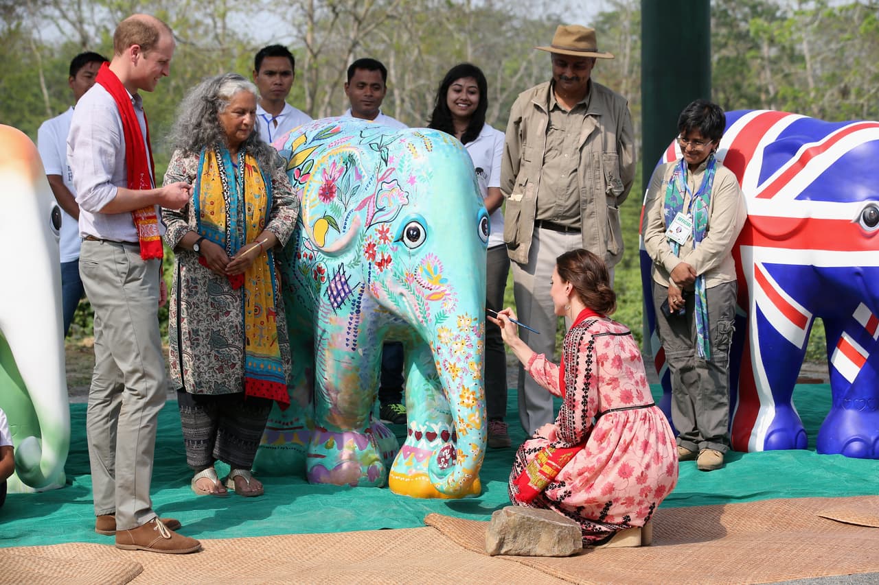 Le tocó el turno a Kate de adornar la figura.