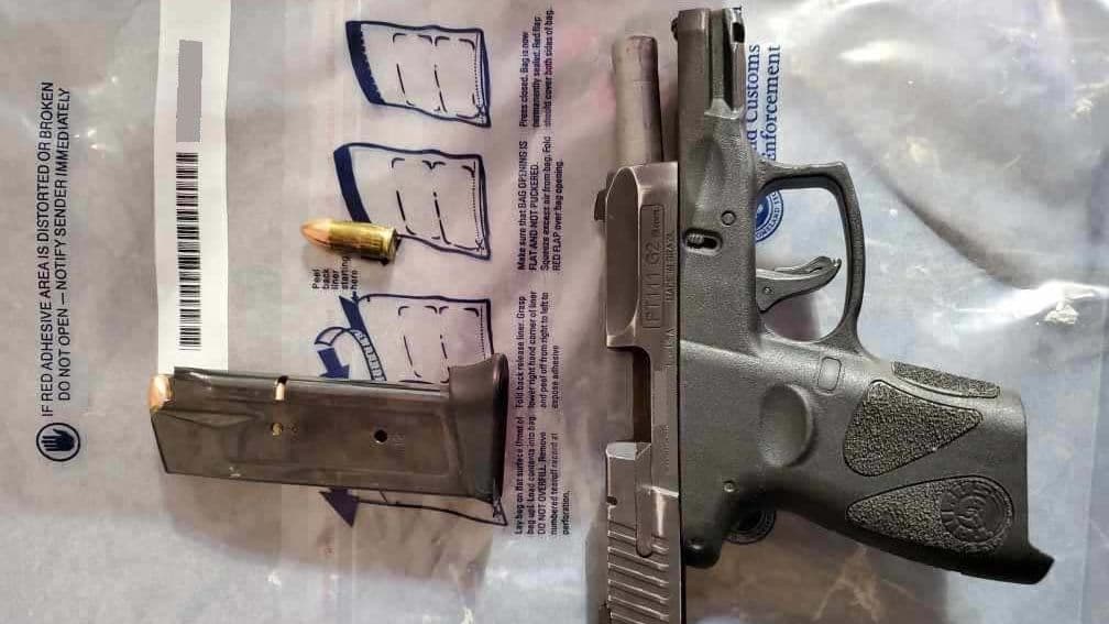 Cerca de Ajo la Patrulla Fronteriza encontró a un ciudadano estadounidense en el puesto de control SR-85 con una orden de extradición.