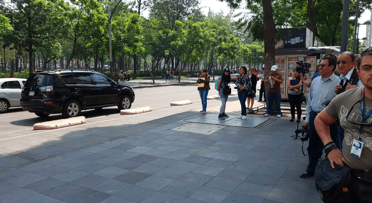 Periodistas y curiosos se mantienen esperando a que Julián Gil llegue al juzgado 12, donde se anticipaba que llegaría a las 11:00 de la mañana y no ocurrió.