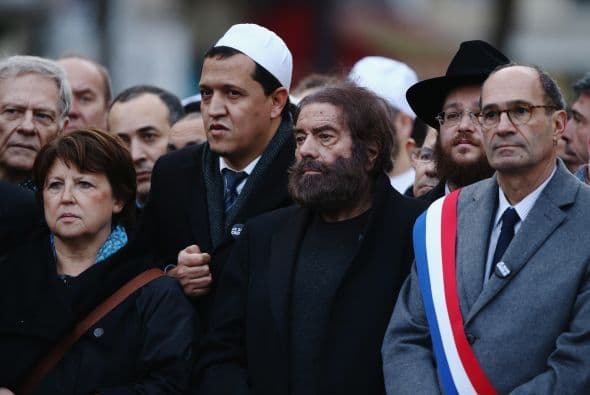 Acudieron además representantes de varias religiones y políticos franceses.