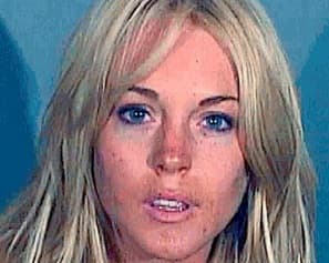 Aunque Lindsay Lohan ahora ya se porta bien, hace algunos años no era la misma historia. La polémica actriz ingresó más de una vez a una cárcel por su mala conducta que saldó igual que Justin con multa y trabajo para la comunidad.