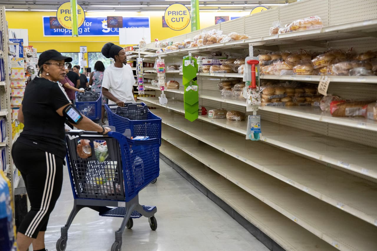 Una mujer compra suministros ante la llegada del huracán Dorian, en Freeport, Bahamas, el viernes 30 de agosto.