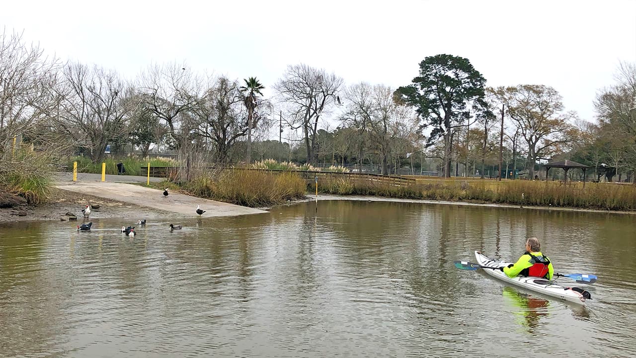 Otros prefieren adentrarse en las aguas del Armand para navegar con sus kayaks.