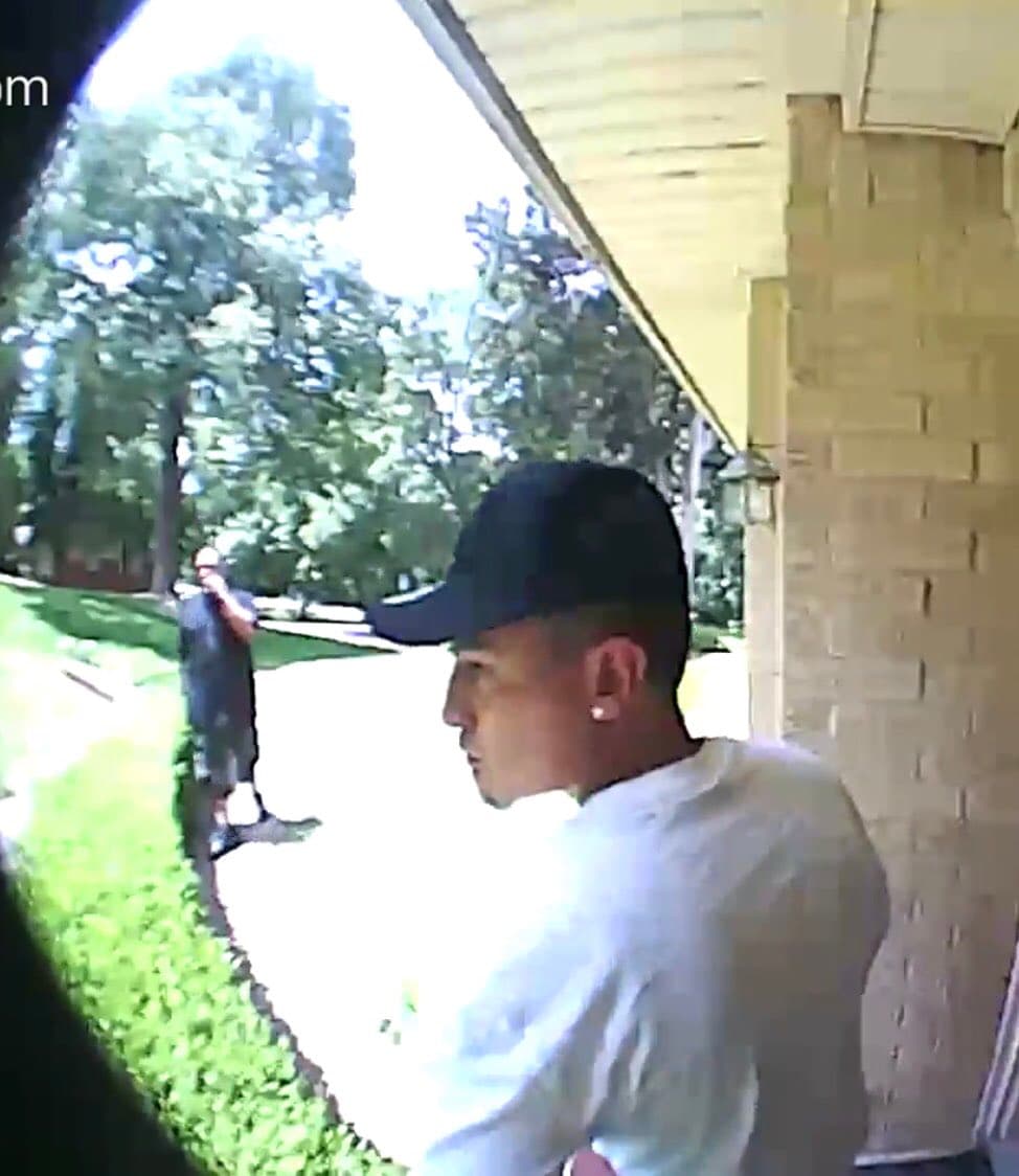 Varios aparatos electrónicos portátiles y un televisor fueron tomados de la casa.