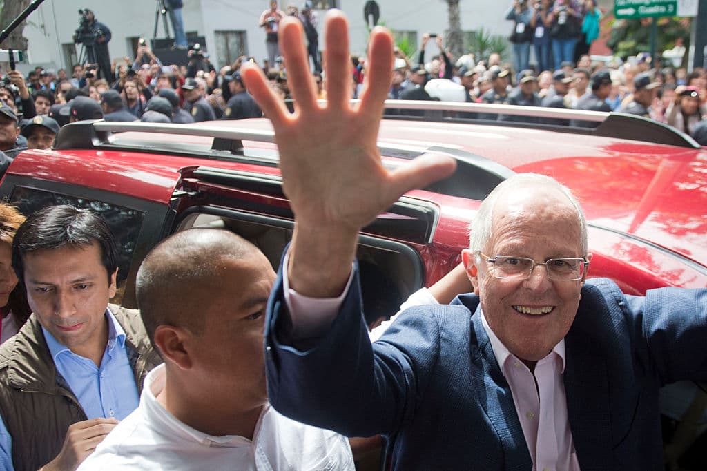Kuczynski aventaja a Keyko por tan solo 39,000 votos con el 99.99% de las actas procesadas