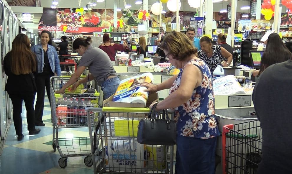 "Hasta ahora tenemos abastos, se están haciendo las gestiones para seguir trayendo más agua y más arroz para que todo el mundo pueda tener lo básico de la casa", dijo el gerente del supermercado Alexander Cabán.