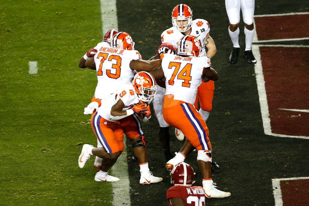 Fue un pase de 5 yardas para Etienne, quien lograba su tercer touchdown de la noche con esa recepción tras el pase pala que ponía 28-16 arriba a Clemson.