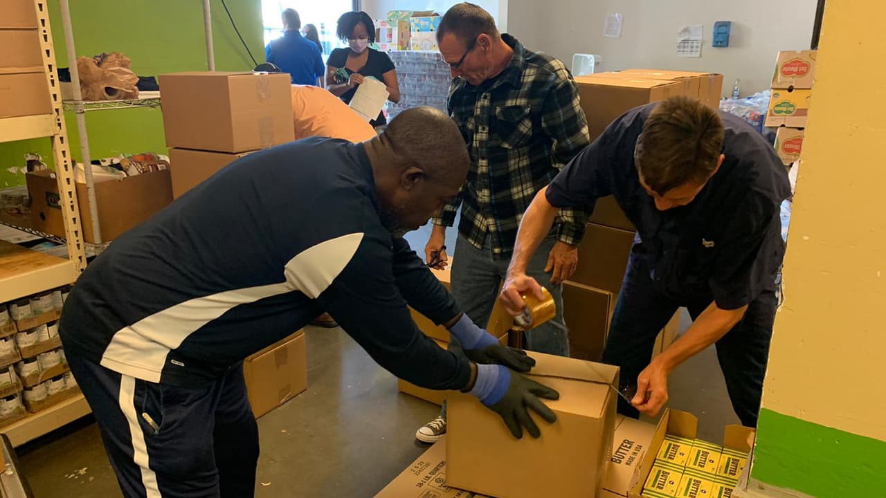 Son cientos de despensas las que se entregan cada semana, durante ocho semanas.