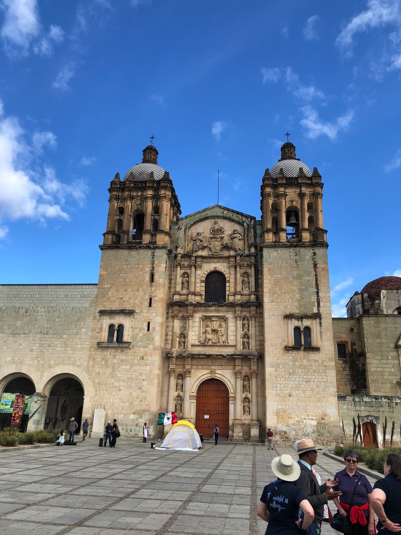 La arquitectura barroca del oaxaqueño templo de Santo Domingo fue de gran inspiración para el equipo de Pixar. El cementerio de la película tiene rasgos de este edificio cuya construcción empezó en el siglo XIV.