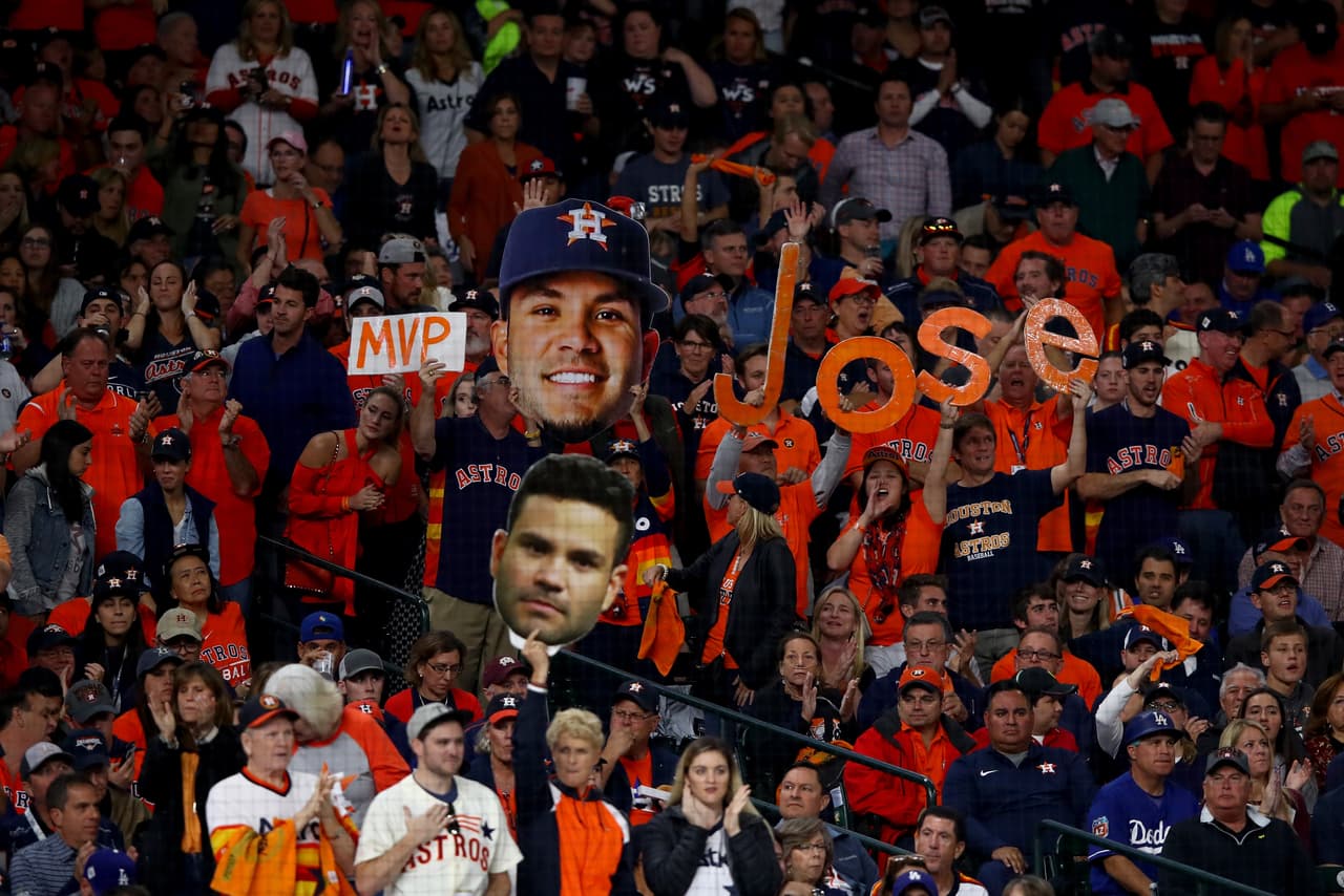 Con gritos de "MVP", los aficionados apoyaron a José Altuve, la máxima figura del equipo.