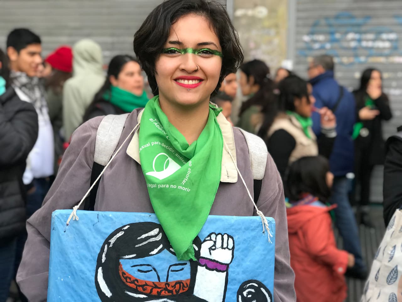 Los grandes protagonistas de la campaña por la legalización del aborto fueron los jóvenes que tomaron como propio el reclamo por la despenalización del aborto que el movimiento de mujeres hace décadas lleva adelante en Argentina. "Es un momento muy histórico y muy grande para nuestro país porque hace muchas décadas se viene pidiendo que se despenalice el aborto. Y entendemos que muchos de los avances son gracias a las pibas y los pibes que estamos saliendo a la calle. Mucha juventud, que entienden muchas cosas, que pueden destruir paradigmas mucho más rápido", dice orgullosa Lucila, de 19 años.