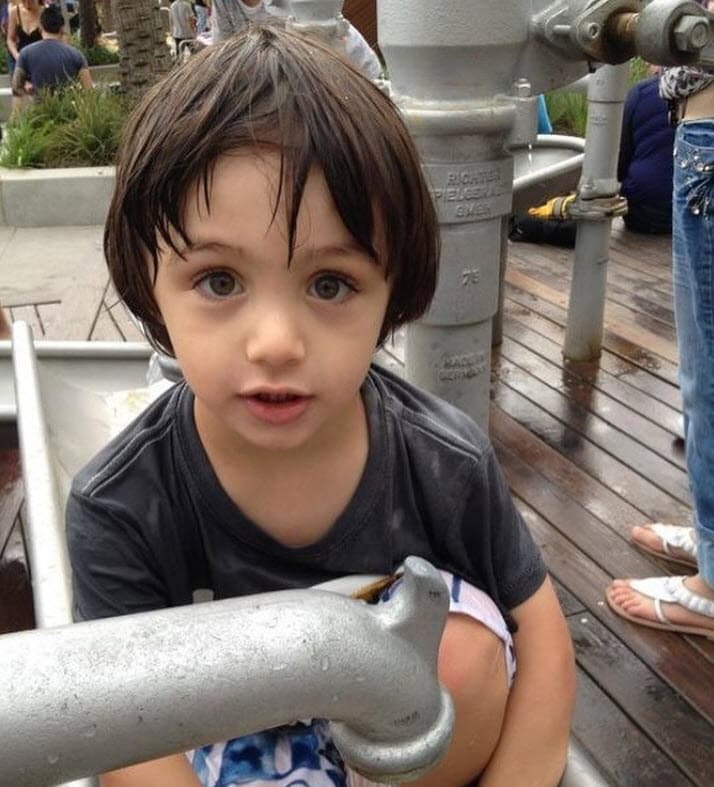 Ambos mensajes aparecieron en medio de los retratos de sus hijos.