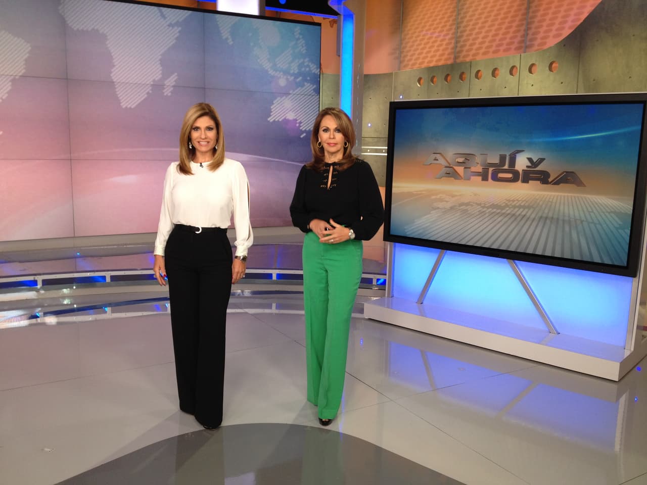 En las distintas etapas del programa, María Elena Salinas y Teresa Rodríguez han presentado historias de interés humano, investigaciones y reportes de último minuto.