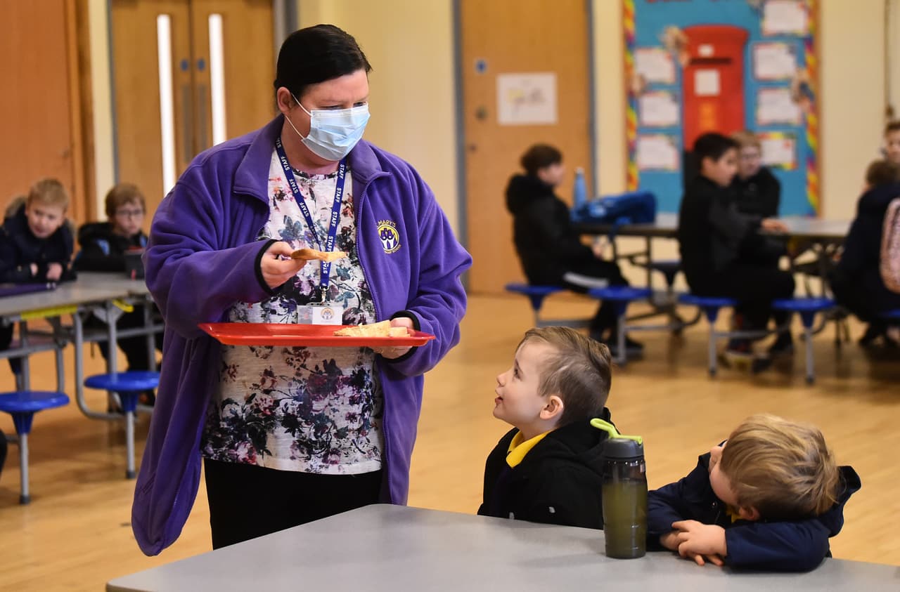 Además, se destinarán $150 millones para actualizar la infraestructura de cocina y la capacitación del personal relacionado con la nutrición en los distritos escolares.
<br>