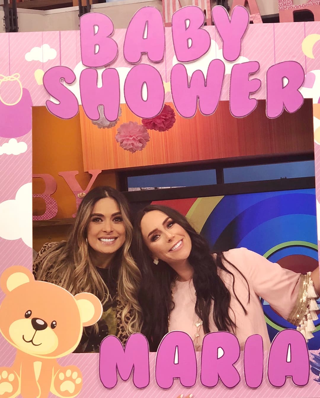 "Desde hace mucho sabíamos que seríamos comadres y nunca perdimos la fe de que fuera con la llegada de la NIÑA. Aguantaste los triates, luego a Bosco y por fin se nos hizo, ¡llegó la niña! Oficialmente nuestros compadres @reinaiglesias @galileamontijo ¡PADRINOS DE MARIA, QUE HONOR!"