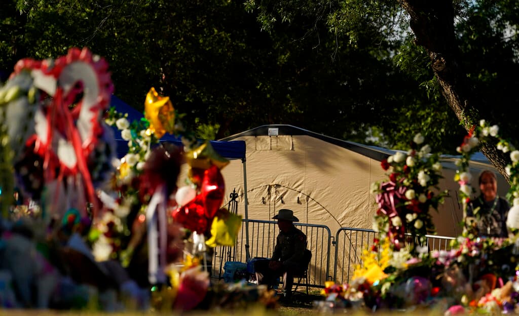 Un soldado del Departamento de Seguridad Pública de Texas vigila la Escuela Primaria Robb.