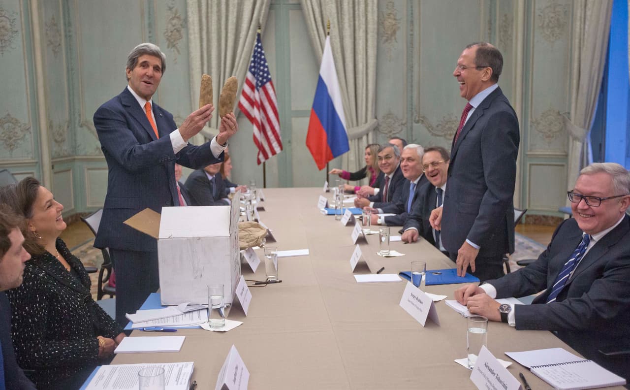 <b>Enero 2014:</b> El secretario de Estado de EEUU, 
<a href="https://www.univision.com/temas/john-kerry">John Kerry, </a>obsequió con un par de patatas y tomates del estado de Idaho a Lavrov. El ruso destacó cómo las patatas tenían forma de zanahoría y sugirió usar una táctica de castigo y recompensa para lidiar con la crisis que se vivía en Siria por aquellos años. Kerry negó que hubiera alguna metafora en el regalo y que solo se debió a que recorbada que su colega había expresado admiración por la industria patatera de Idaho.