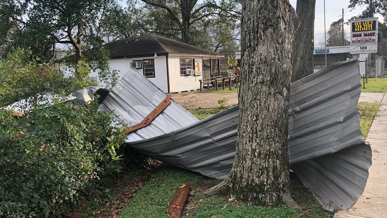 Los techos de casas y edificios fueron arrancados por la fuerza de los vientos así como árboles.