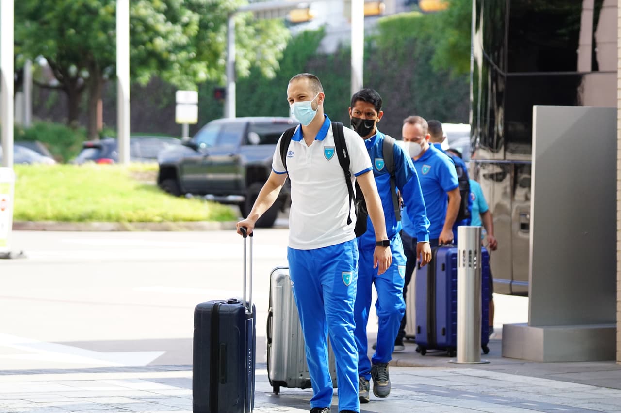 Tras el sorpresivo abandonó de Curazao por contagios de coronavirus, el combinado de Guatemala ya está en Dallas para jugar este domingo ante El Salvador por el Grupo A de la Copa Oro 2021.
