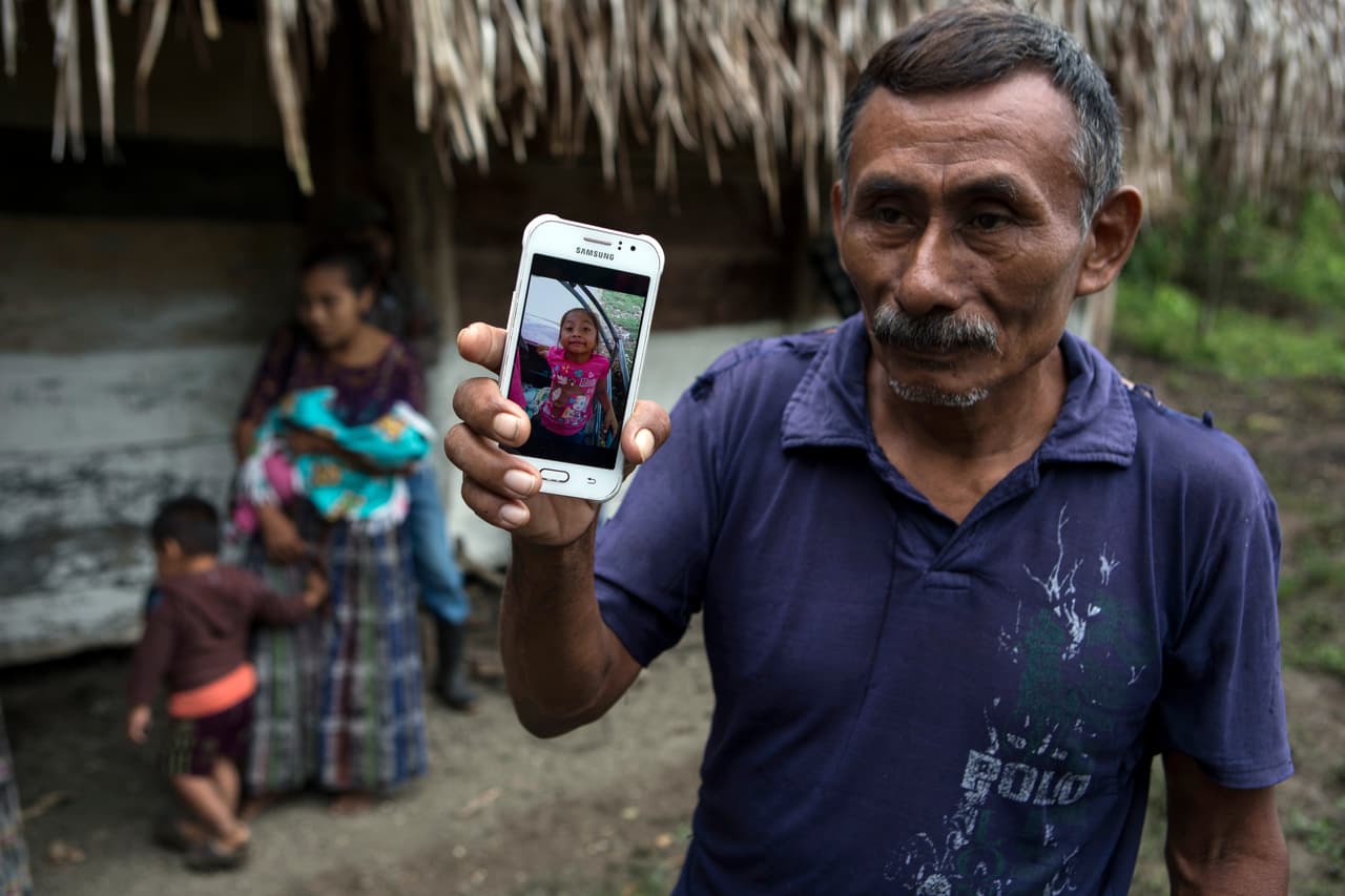 Domingo Caal Chub, 61, muestra la foto de su nieta, Jakelin Amei Rosmery Caal Maquin, en Raxruha, Guatemala.
