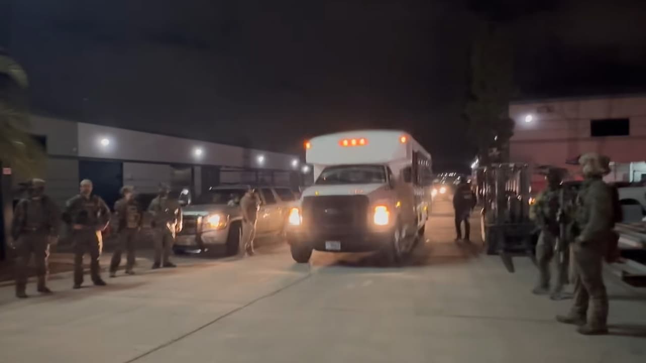 Unos 20 trabajadores fueron detenidos tras operativo de ICE en fábrica de California