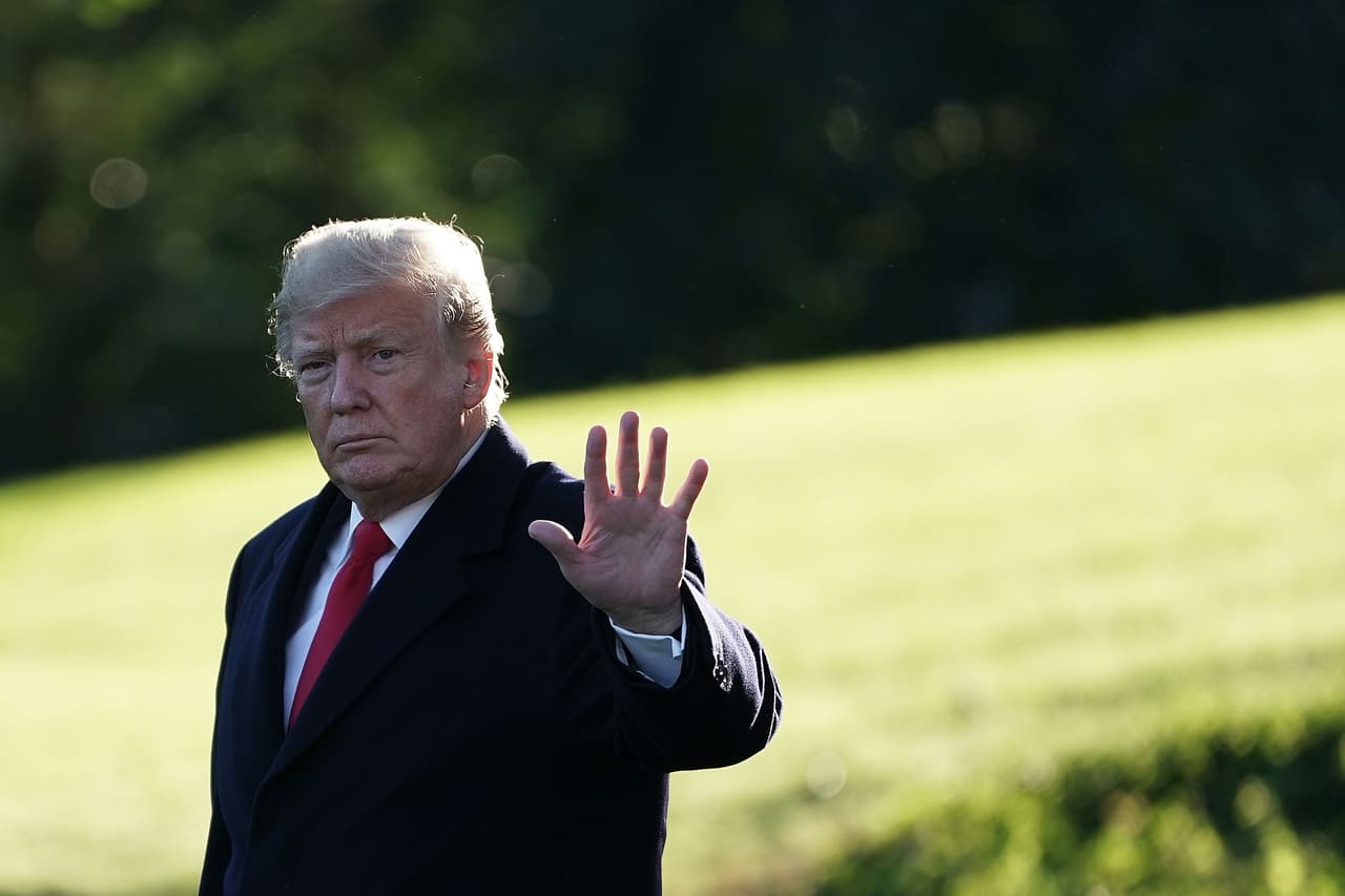 Demanda sugiere que Trump persuadió a personas con problemas financieros para que invirtieran en negocios fraudulentos