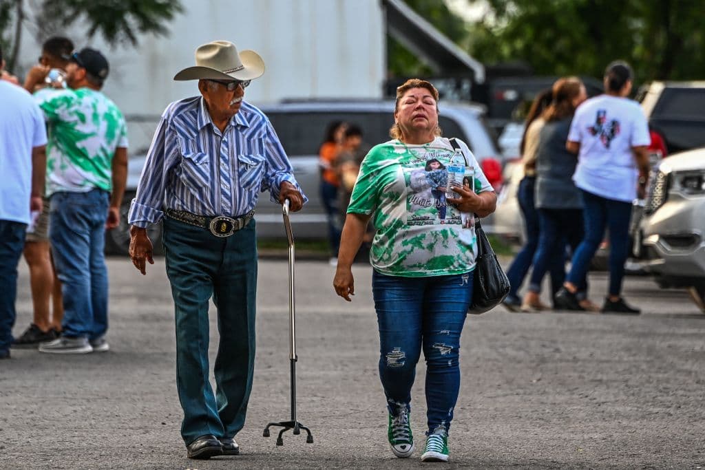 Familiares asisten a la misa fúnebre de Maite Rodríguez. La pequeña ciudad de Uvalde quedó traumatizada y ha tenido que sepultar a 19 niños asesinado y dos maestras luego de que un atacante de 18 años ingresara armado a la escuela y masacrara a 21 personas.