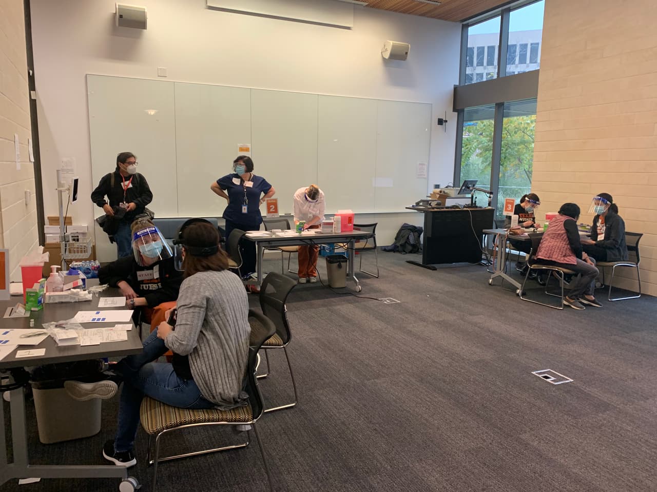 “Este ha sido un largo camino para todos, pero especialmente para los proveedores de atención médica que han estado arriesgando sus propias vidas al cuidar a los pacientes con coronavirus en primera línea. Tener la vacuna finalmente nos da esperanza para un futuro sin coronavirus, y ese es realmente un extraordinario paso adelante”, dijo Amy Young, directora clínica de UT Health Austin.