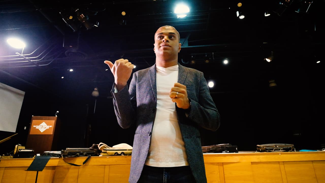 César Maldonado es banquero y es el fundador de la Fundación Herencia de México que se dedica a promover el mariachi entre los jóvenes del sur de Chicago. Hace unos años los estudiantes grabaron un disco y fueron nominados al Grammy. Ahora giran por el mundo.