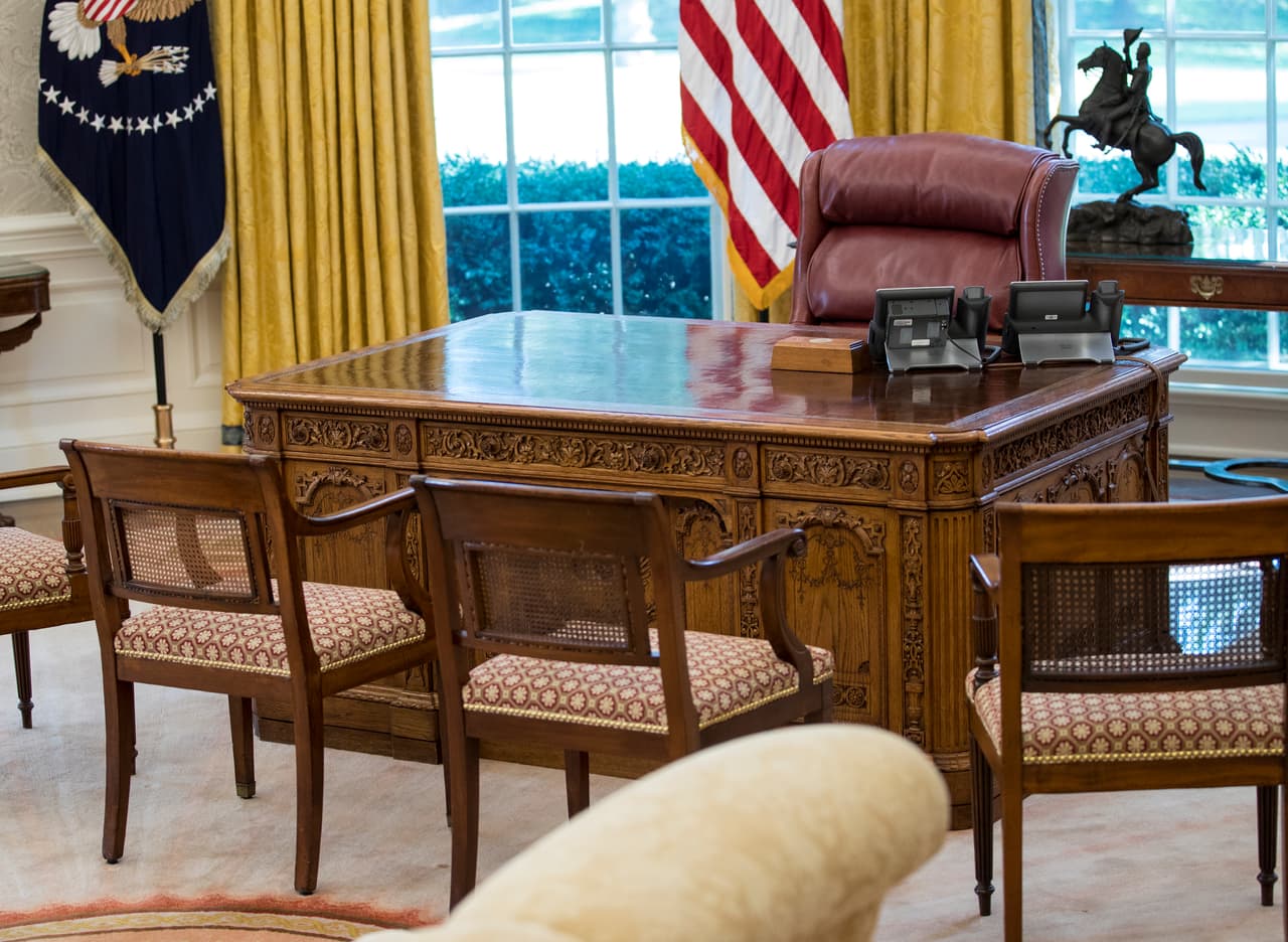 El presidente Donald Trump conservó el escritorio 
<i>Resolute Desk</i>. Este fue un regalo de la reina Victoria al presidente Rutherford B. Hayes en 1880, y fue traído al Despacho Oval por Jackie Kennedy para su esposo. Desde entonces ha sido usado por Jimmy Carter, Ronald Reagan, Bill Clinton, George W. Bush y Barack Obama.