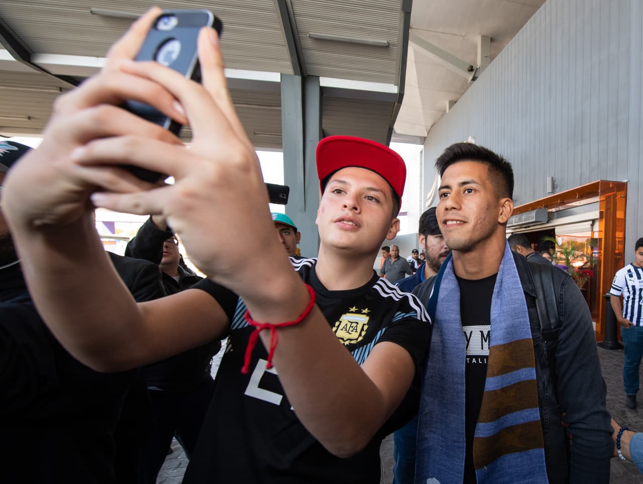 Los fanáticos presentes se mostraron interesados en tener un recuerdo del que esperan tener un nuevo ídolo.