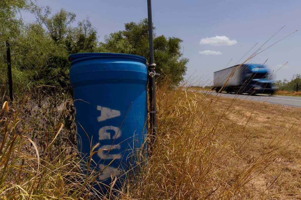 Desaparecen tanques con agua para salvar la vida de migrantes en la frontera de Texas