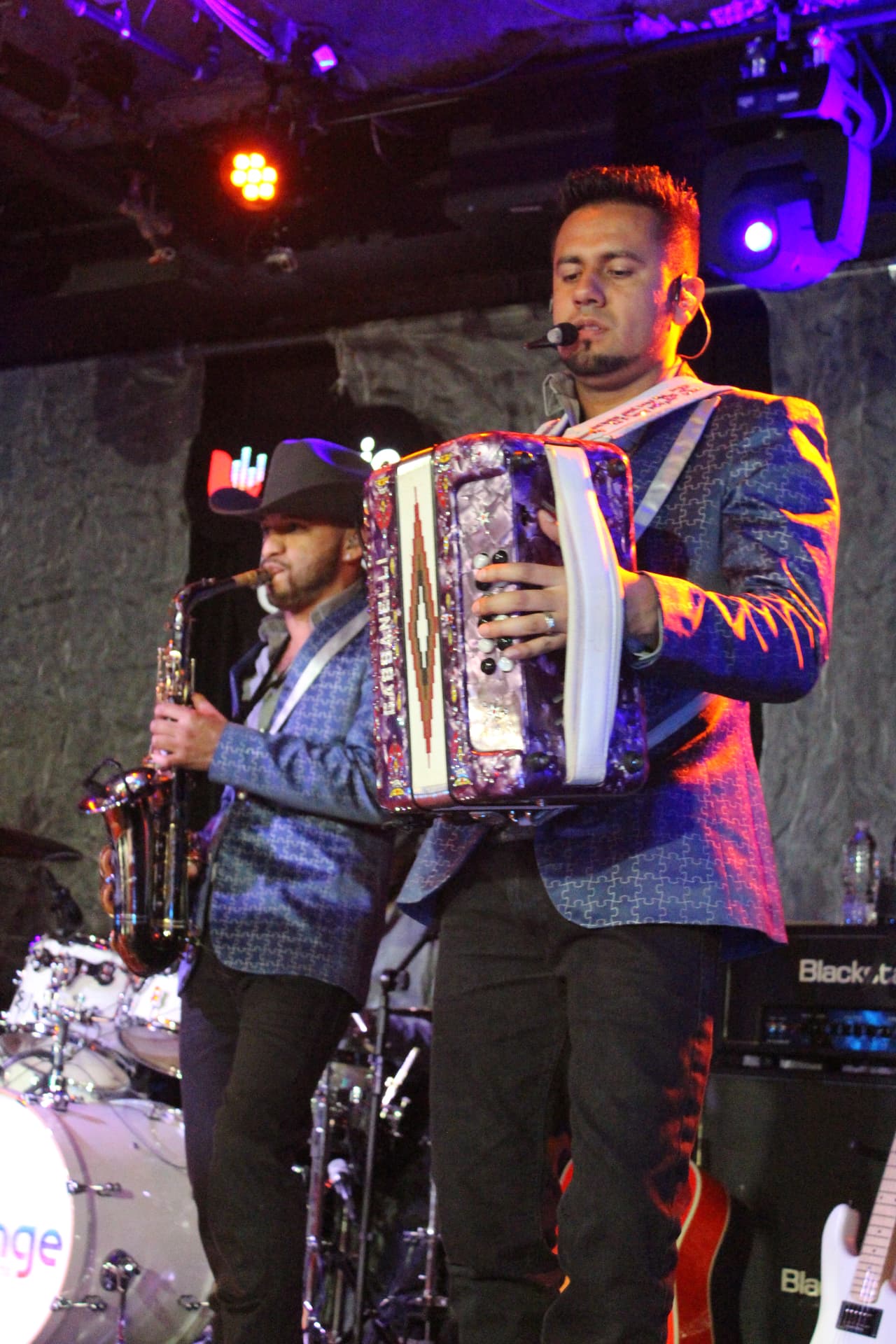 Cargados de mucha energía, los muchachos de Energía Norteña remecieron el Uforia Lounge