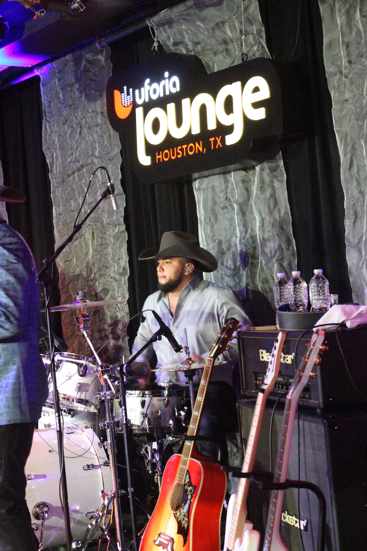 Cargados de mucha energía, los muchachos de Energía Norteña remecieron el Uforia Lounge