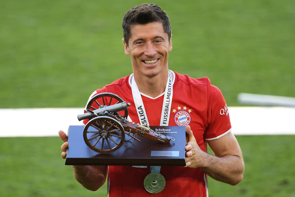 Robert Lewandowski recibió el título de máximo goleador con 34 anotaciones en la temporada.