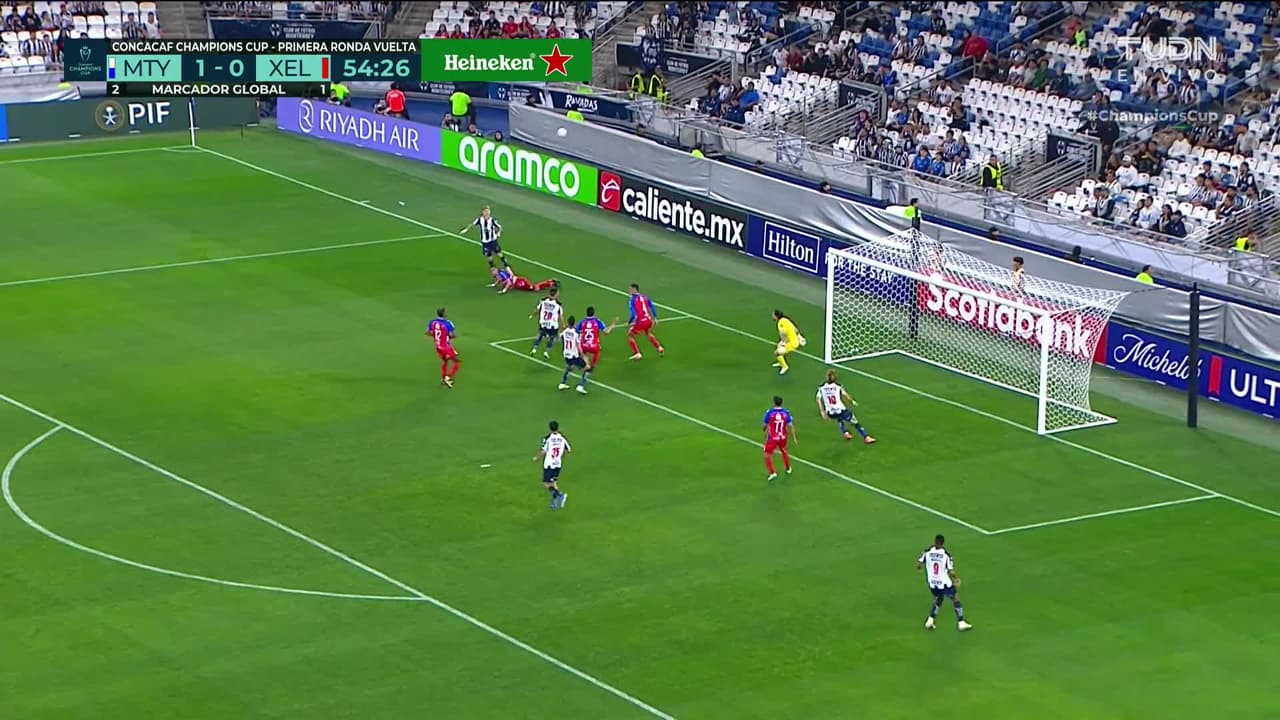 ¡CERCA! Anthony Martial disparó que se estrella en el poste.