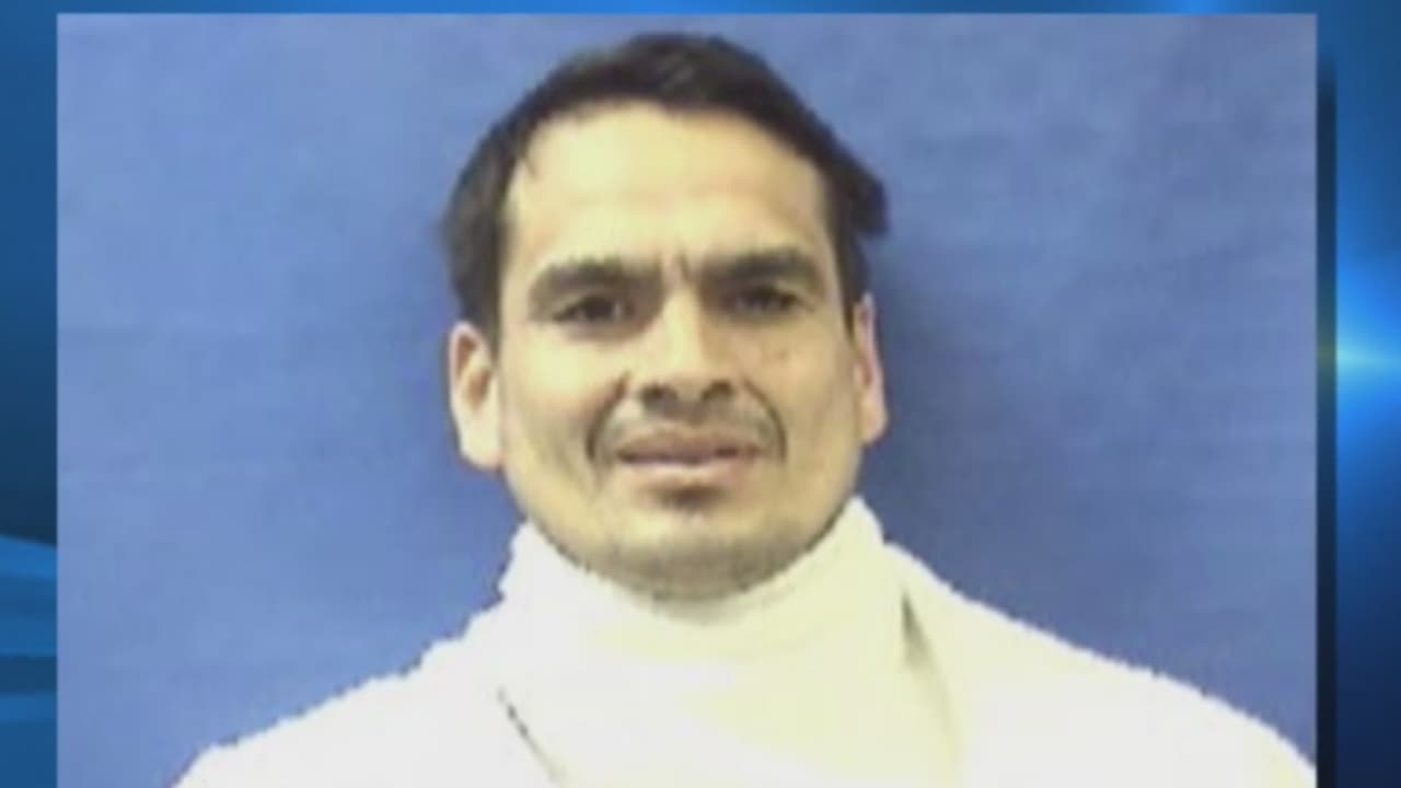 Representante del cantante Gerardo Ortiz seguirá detenido por los $150,000 que olían a droga