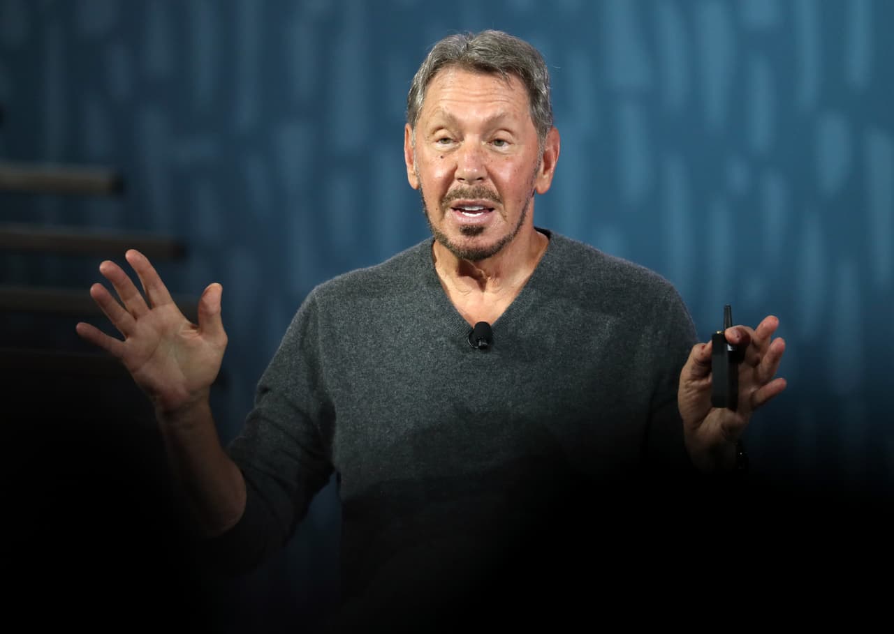 <b>Larry Ellison</b>, cofundador y presidente de Oracle. Según la investigación de American Tax Fairness incrementó su fortuna en $10,000 millones entre marzo y junio de 2020. Su patrimonio neto total es de 68,800 millones de dólares.
<br>
