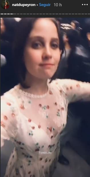 En cuanto a su peinado, la actriz de
<b><a href="https://www.univision.com/shows/que-pobres-tan-ricos" target="_blank">Qué Pobres tan Ricos</a> </b>recogió su cabello en media coleta y llevo un sencillo ramo de flores como único accesorio.