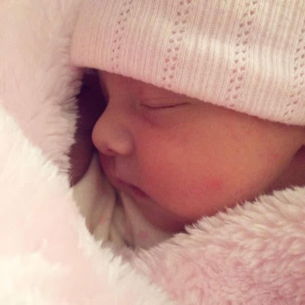 "Nadie, absolutamente nadie te prepara para este día... para la sensación de tenerte en mis brazos por primera vez... bienvenida a nuestro mundo mi niña #Isabella 💕 indescriptibles momentos Estoy loca de amor! Gracias por el mejor regalo! @davidanguianob", escribió en Instagram con esta tierna imagen.