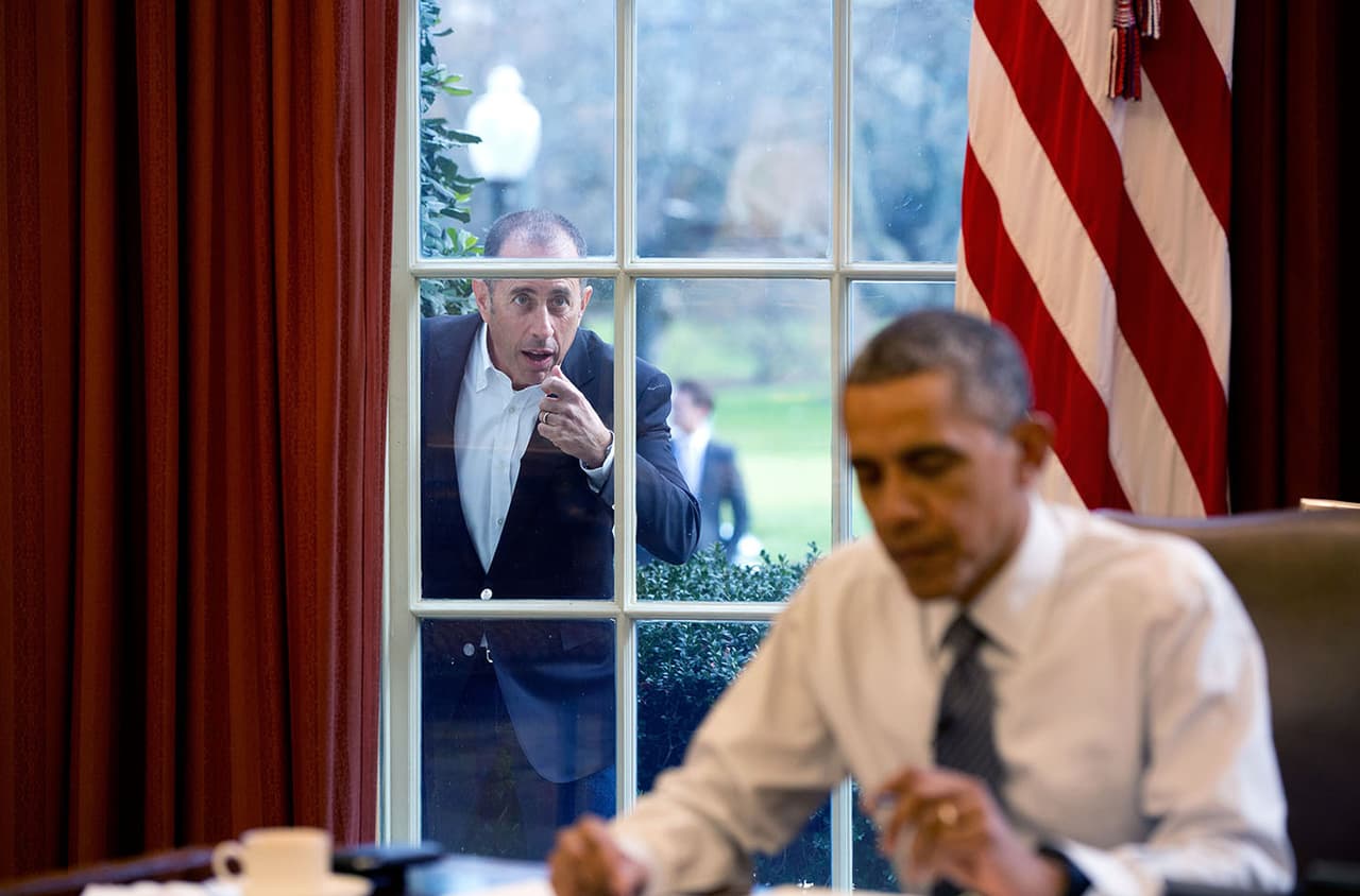 <b>Seinfeld en la ventana.</b> El humorista estadounidense Jerry Seinfeld golpea el cristal de la ventana de la Oficina Oval para llamar al presidente Obama, 2016.