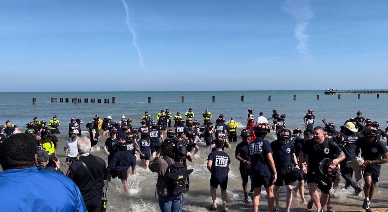 Más de 60 miembros del cuerpo de bomberos de Chicago se lanzó al agua para apoyar la causa.