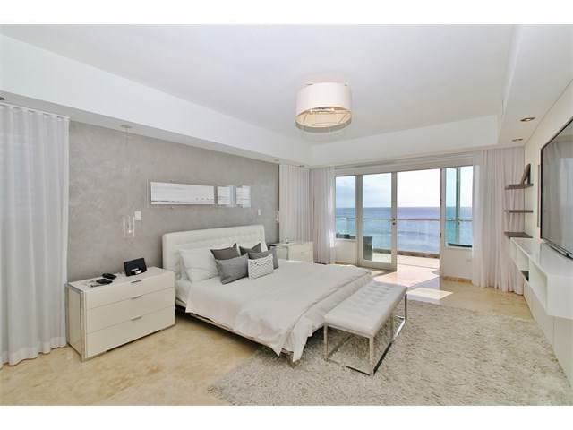 La residencia ubicada frente al mar tiene siete habitaciones, ocho baños completos y dos parciales, cuenta con unos 9,000 pies cuadrados de construcción, .352 acres y estaba a la venta por $4.2 millones. Además, tiene una casa de huéspedes, una sala de juegos, un teatro, dos cocinas, una serie de terrazas.