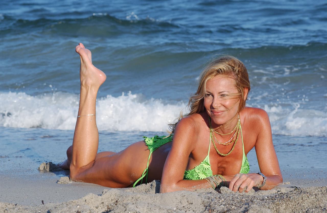 Ana Obregón nació el 18 de marzo de 1955 en Madrid, España. Tiene un hijo, Alejandro Lecquio García, de una relación con el aristócrata italiano Alessandro Vittorio Eugenio Lecquio di Assaba y Torlonia, más conocido como 
<i>el Conde Lequio </i>(estas fotografías no pertenecen a Playboy España. Corresponden a una sesión de fotos que le hicieron a Ana Obregón en Mallorca en 2001).