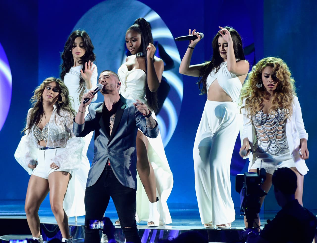 Tanto en la alfombra como en el escenario, las artistas no dudaron en mostrar sus piernotas largas y torneadas.