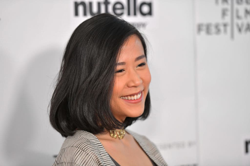 <b>Domee Shi</b> — presentadora canadiense.
<br>
<br>Desde 2011, ha trabajado para Pixar, contribuyendo como artista de guiones gráficos para múltiples películas, incluidas Inside Out, Incredibles 2 y Toy Story 4.