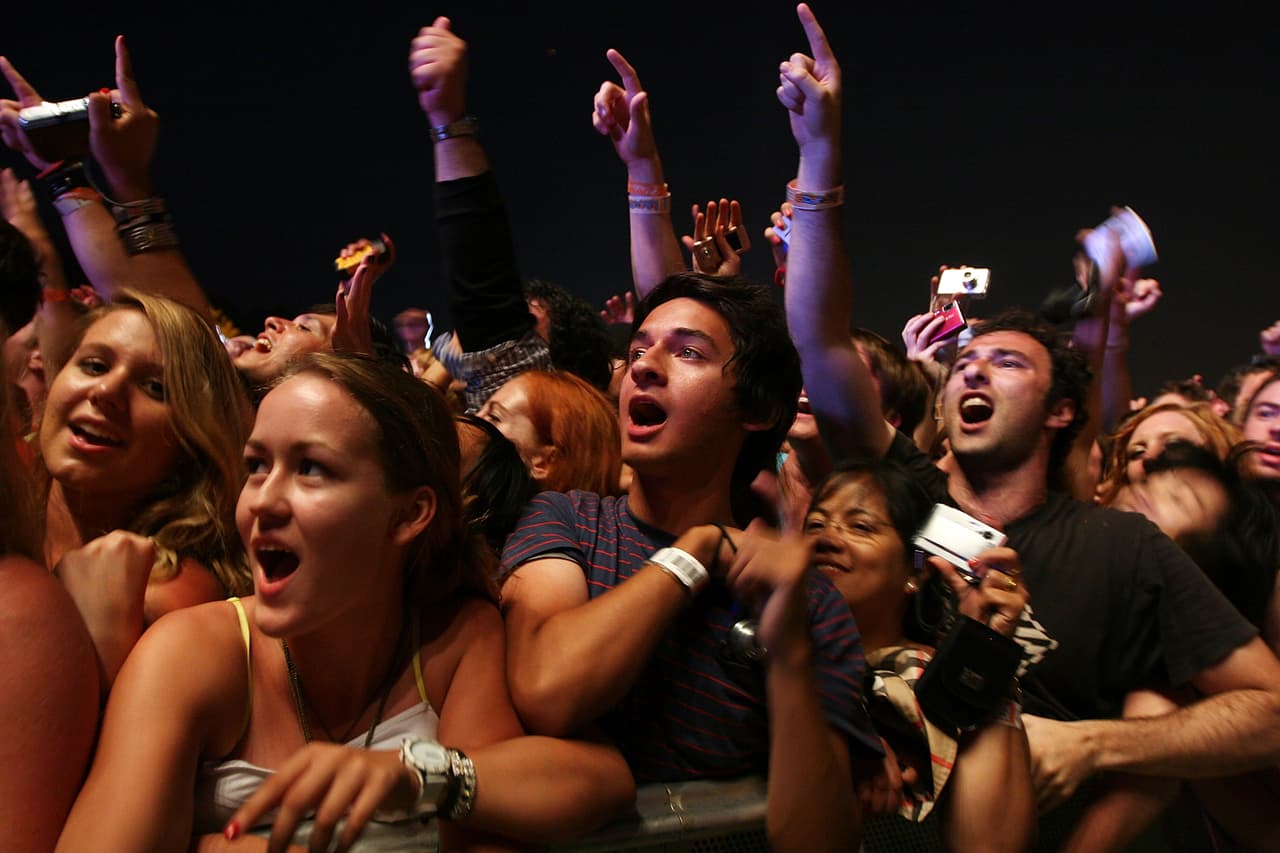 Si vas con amigos hagan un plan por adelantado para verse en algún punto en caso de que se separen. De esta manera todos disfrutarán de los conciertos sin perderse la acción.