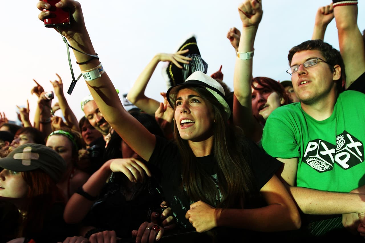 No olvides cargar tu teléfono y la pila de tu cámara con anticipación para que no se te acabe la batería antes de que salga tu grupo o artista favorito.