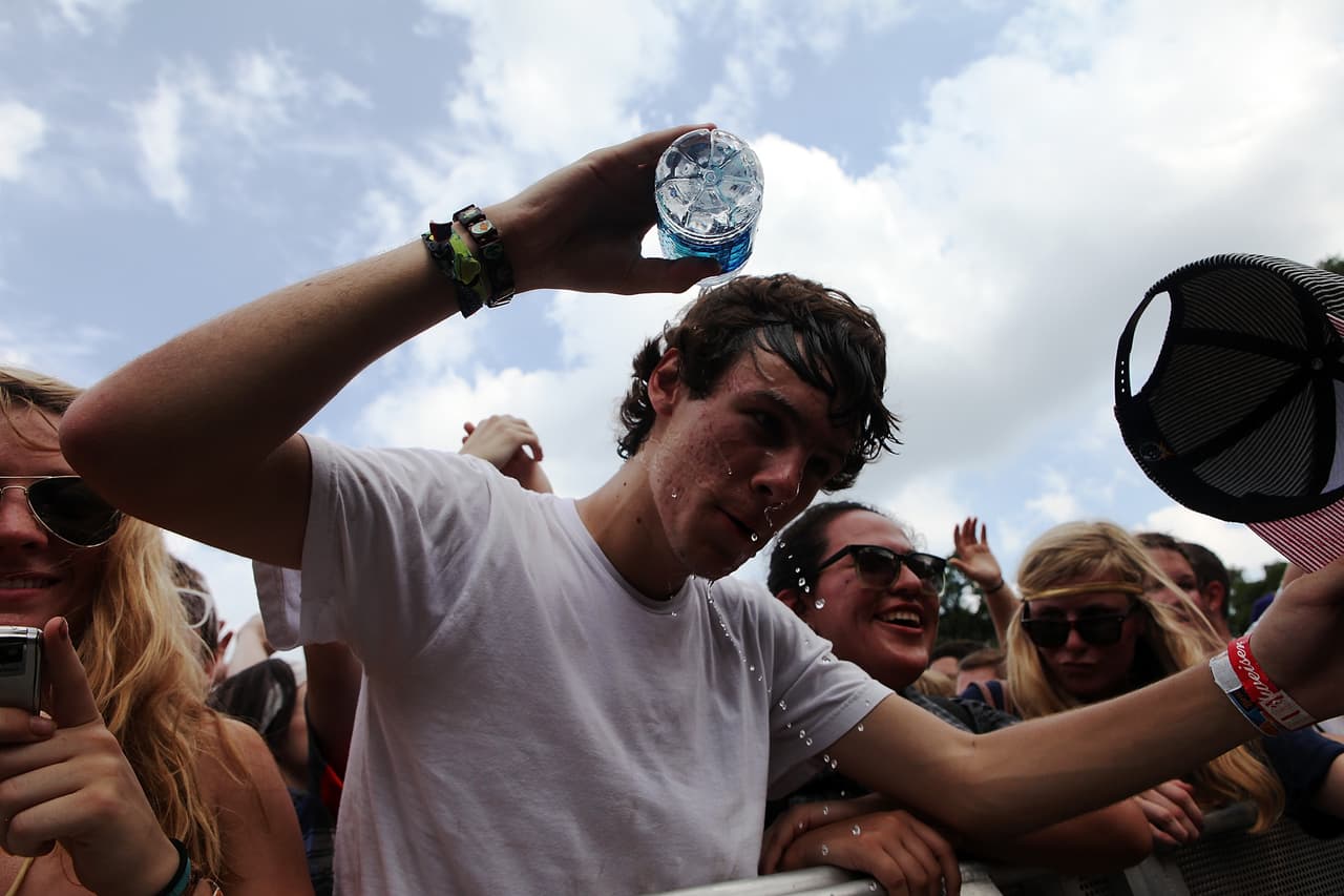 Agua, mucha agua. Puedes llevar hasta dos botellas de hasta un litro que estén selladas. Además de refrescarte, evitarás las largas colas que luego hay en las tiendas por si necesitas comprar. También te sugerimos que lleves efectivo para que te ahorres las colas que hay en los cajeros automáticos.